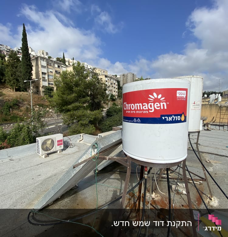 דוד שמש על גג עם צינורות וחיבורים